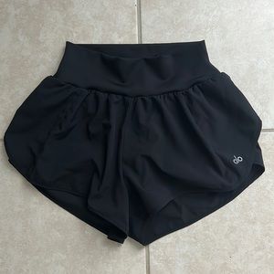 Alo yoga gold metal short